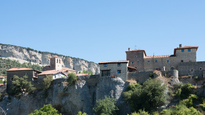 从下面俯瞰美丽的村庄Puentedey, merinda, Burgos, Spain