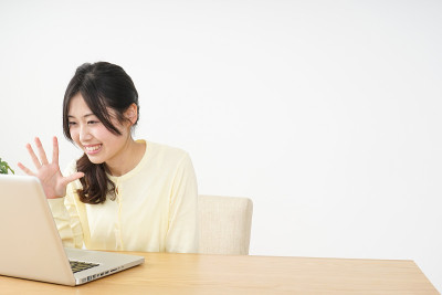 一个年轻女子正在打视频电话