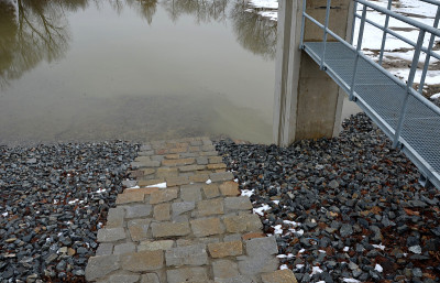 蓄水池、蓄水池及混凝土坝竖井。导流剖面确定水流，流出坝下管道。水上的栏杆和桥。服务石块楼梯