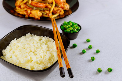 米饭和鸡肉炒蔬菜。
