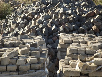 古代和现代用来建造街道或地板的鹅卵石。