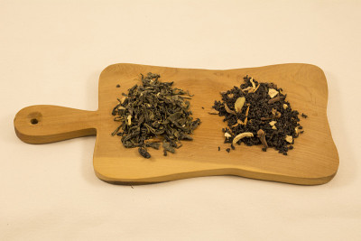 在木板上放上香料的红茶和绿茶