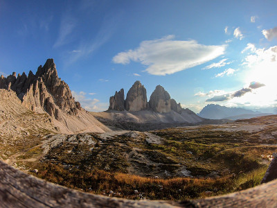 全景捕捉著名的Tre Cime di Lavaredo (Drei Zinnen)和周围的山脉在意大