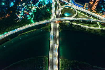 交通圈环岛鸟瞰图-交通概念图像，交通圈环岛鸟瞰夜景使用无人机在台北，台湾。