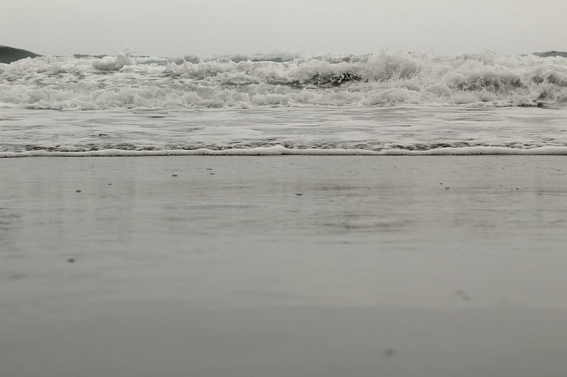 在加那利的特内里费，阿尔马西加黑沙滩上的海浪的近景