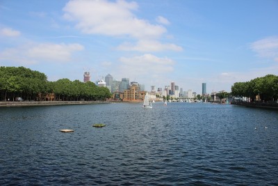 帆船从萨里码头水上运动中心在格陵兰码头，伦敦码头区