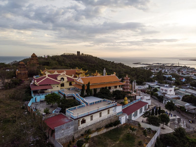 越南潘锡市波沙努或波沙胡Inu Cham塔附近的Buu Son佛教寺庙，俯视图，鸟瞰图