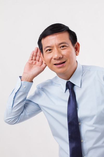 快乐微笑积极的商人听着好消息