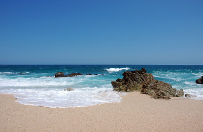 美丽空旷的海滩，海浪，岩石