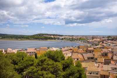 格鲁伊桑市中心面对着它的池塘，在欧洲，在法国，在Occitania，在Herault，在夏天，在一个