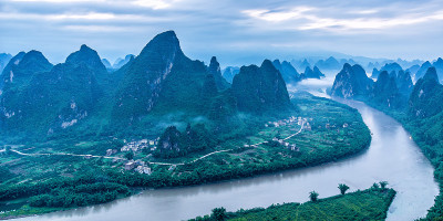 黎明时漓江和喀斯特山脉全景