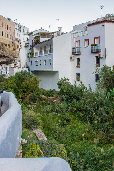 西班牙加的斯的石城Setenil de las bodegas。这个白色的小镇以岩石建造的住宅而闻名