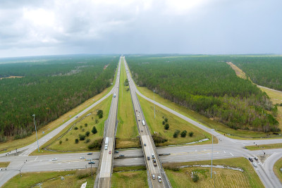 全景鸟瞰图交通线路I-10州际高速公路附近的Diamondhead密西西比州