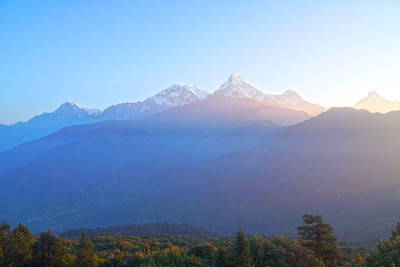 风景安娜普纳山在早上从尼泊尔潘山看到，蓝色的自然景观