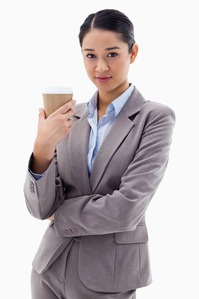 一个女商人拿着外卖茶的肖像