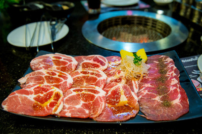 黑盘上等猪肉片，日本自助餐厅供应。