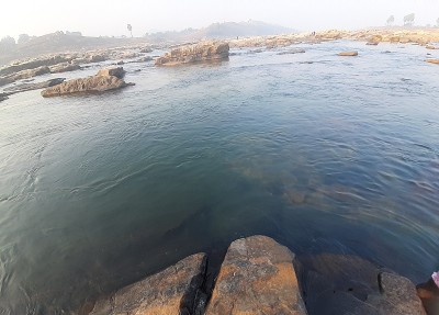 美丽的河水景色。