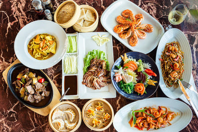 大理石背景上的各种中国食物，日本传统寿司。从上面看，平坦