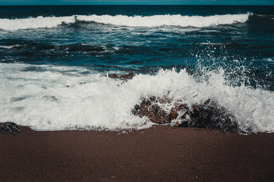 海岸上海浪中的石头