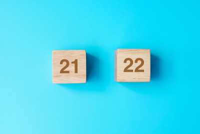 2022年蓝色背景木制方块。决心，计划，回顾，目标，开始和新年假期的概念