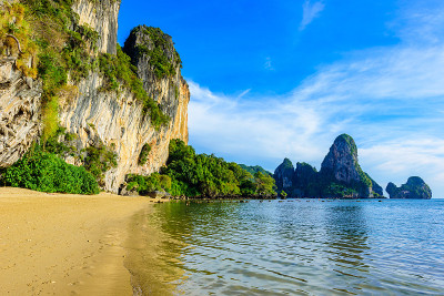 通赛海滩-从莱莱海滩步行大约5分钟-在澳南-天堂海岸风景甲米省，泰国-热带旅游目的地