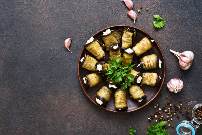 烤茄子和奶酪在混凝土背景。从以上观点。