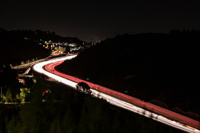 在塞普尔韦达405高速公路上的交通时间从小路经过