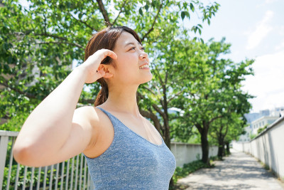 年轻女人在户外出汗