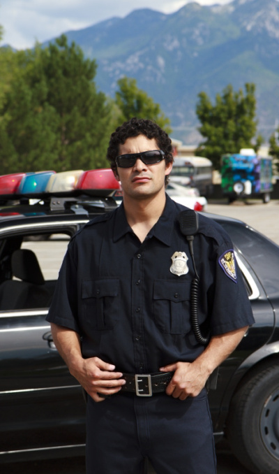 站在他车旁的年轻警官