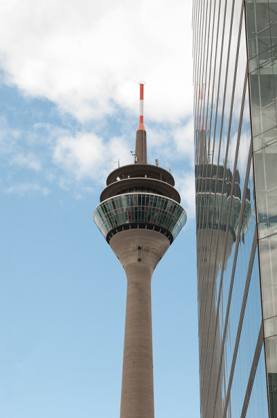 Rheinturm 在 D? Sseldorf
