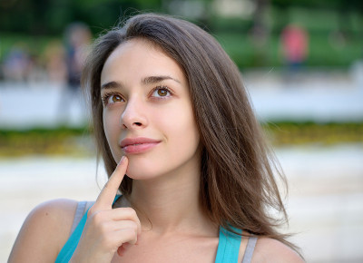 好奇的年轻女人在想一些事情