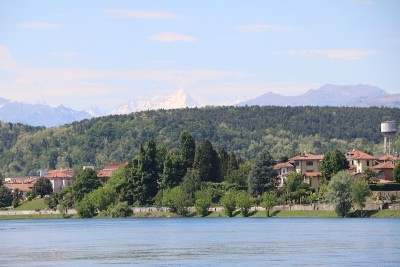 意大利提契诺河上的塞斯托·卡丹和阿尔卑斯山全景