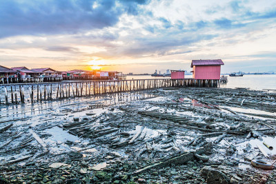 槟榔屿乔治城的Tan Jetty，日出与小屋的景色