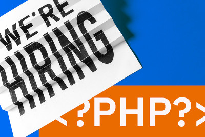 PHP编程语言。纸键盘或梯子概念与php标签在蓝色背景。