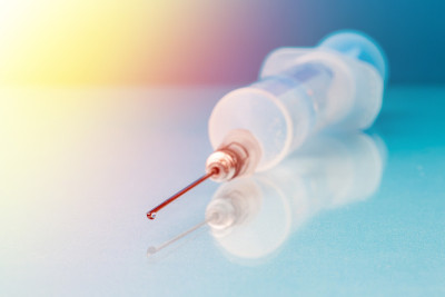 桌子上的注射器模糊不清