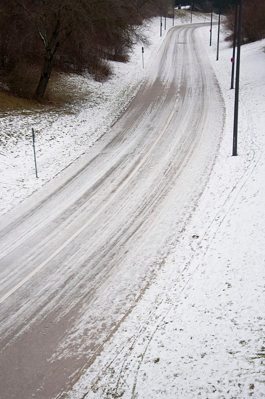 一条险象环生、覆盖着积雪的道路穿过奥林匹克公园