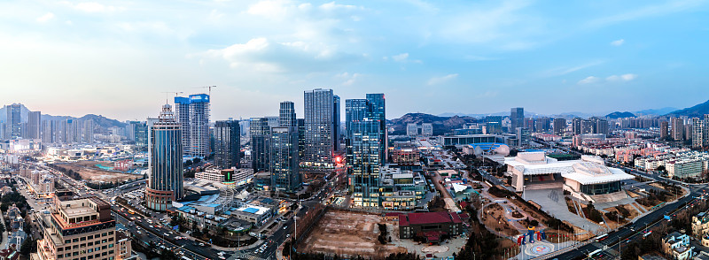 航拍青岛沿海建筑景观和天际线全景