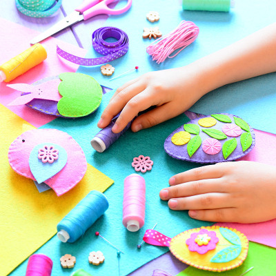 孩子用毛毡制作复活节工艺品