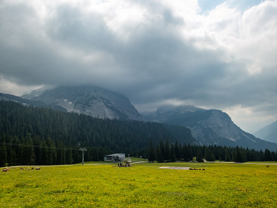 在Ehrwald附近的Tiroler Zugspitz竞技场徒步旅行