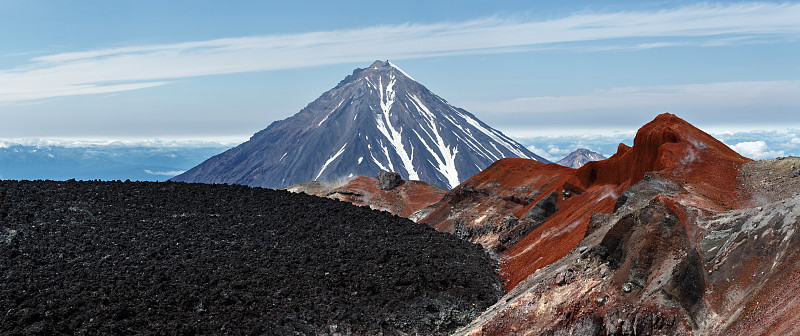 火山口活跃的阿瓦钦斯基火山全景。堪察加半岛