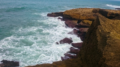 海浪冲击着岩石