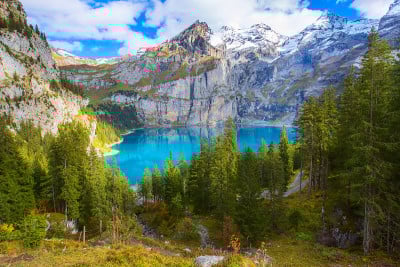 瑞士奥斯钦尼斯湖和阿尔卑斯山的全景。