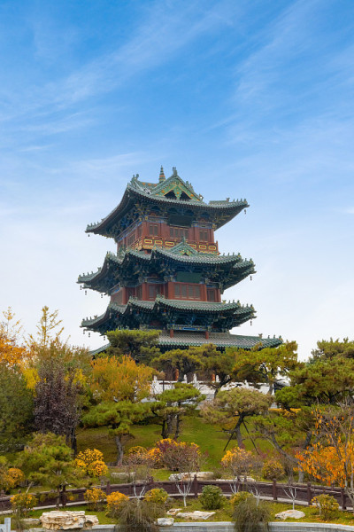秋天，中国山西省太原市迎泽公园里有古建筑和拱桥