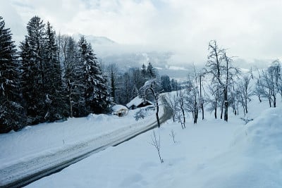 风景和道路雪域冬季景观在奥地利坏戈瑟恩