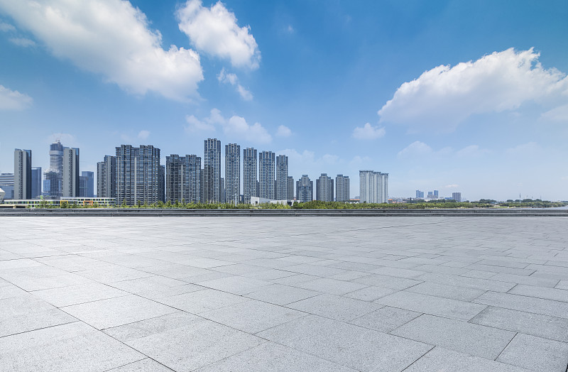 全景天际线和建筑物与空的混凝土广场地板