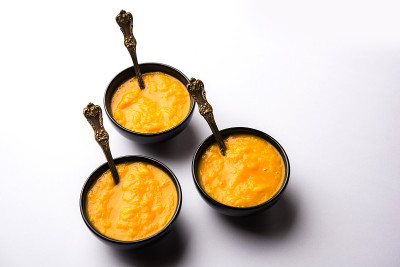芒果浆/ Aam rus或Ras放在小碗里，有选择性地集中