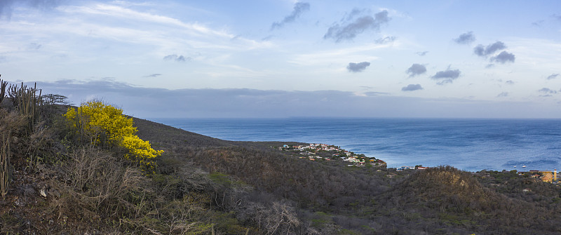鸟瞰图地区的西邦与海岸线，山丘和绿松石水- Curaçao/加勒比/荷属安的列斯