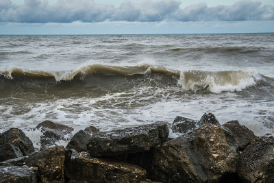 暴风雨海景与乌云的观点