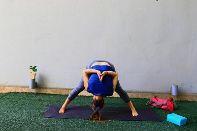 Prasarita Padottanasana，宽腿向前折叠，
