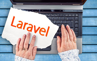 在纸上和笔记本上写Laravel